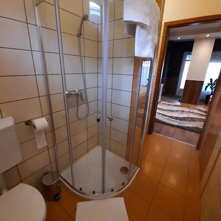 Fenyo Apartman Apartamento
