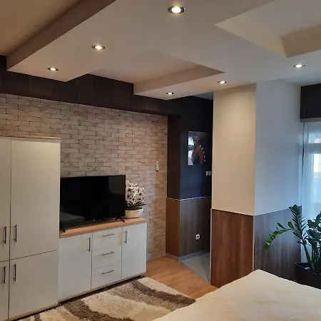 Fenyo Apartman Apartamento *